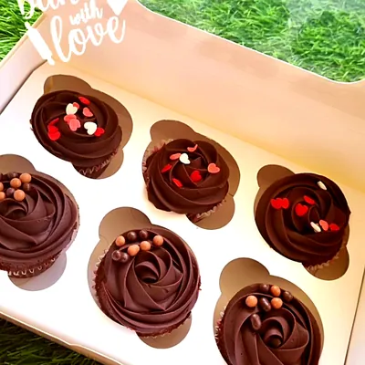Desserts & Treats custom cake by Cakes & Shapes, Dubai — design code CS-0053